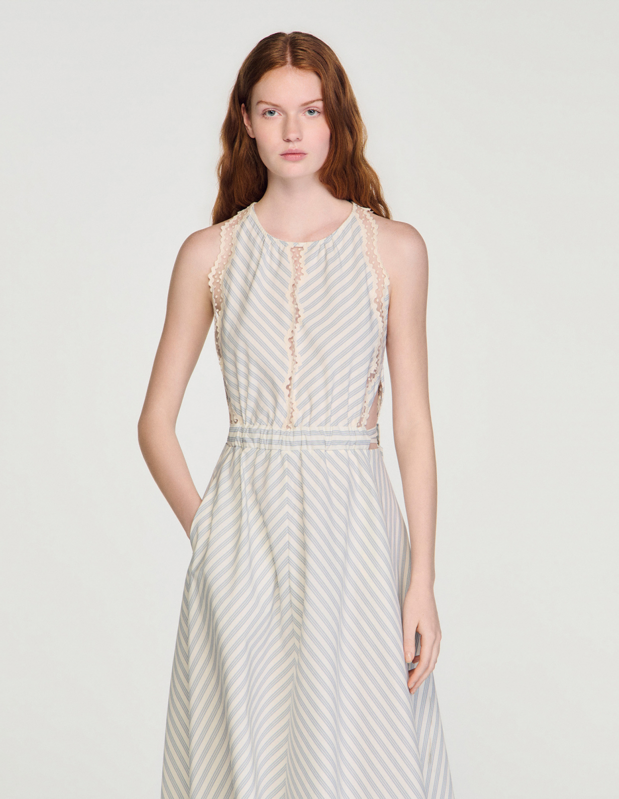 Жіноча смугаста сукня з мереживними деталями_4