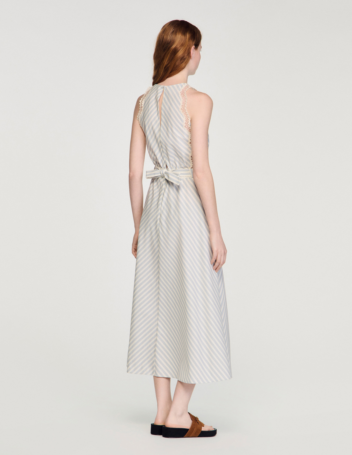 Жіноча смугаста сукня з мереживними деталями_5