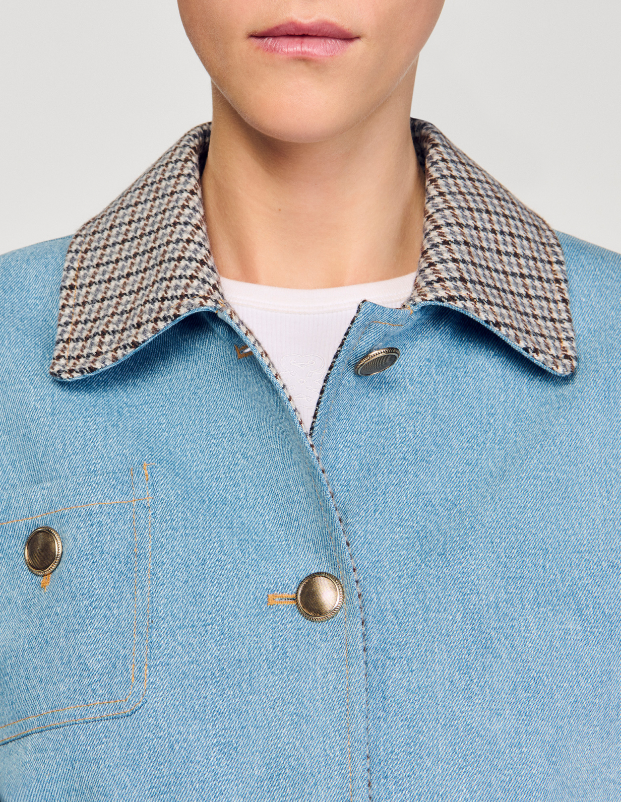 Женская джинсовая куртка с контрастным воротником_3