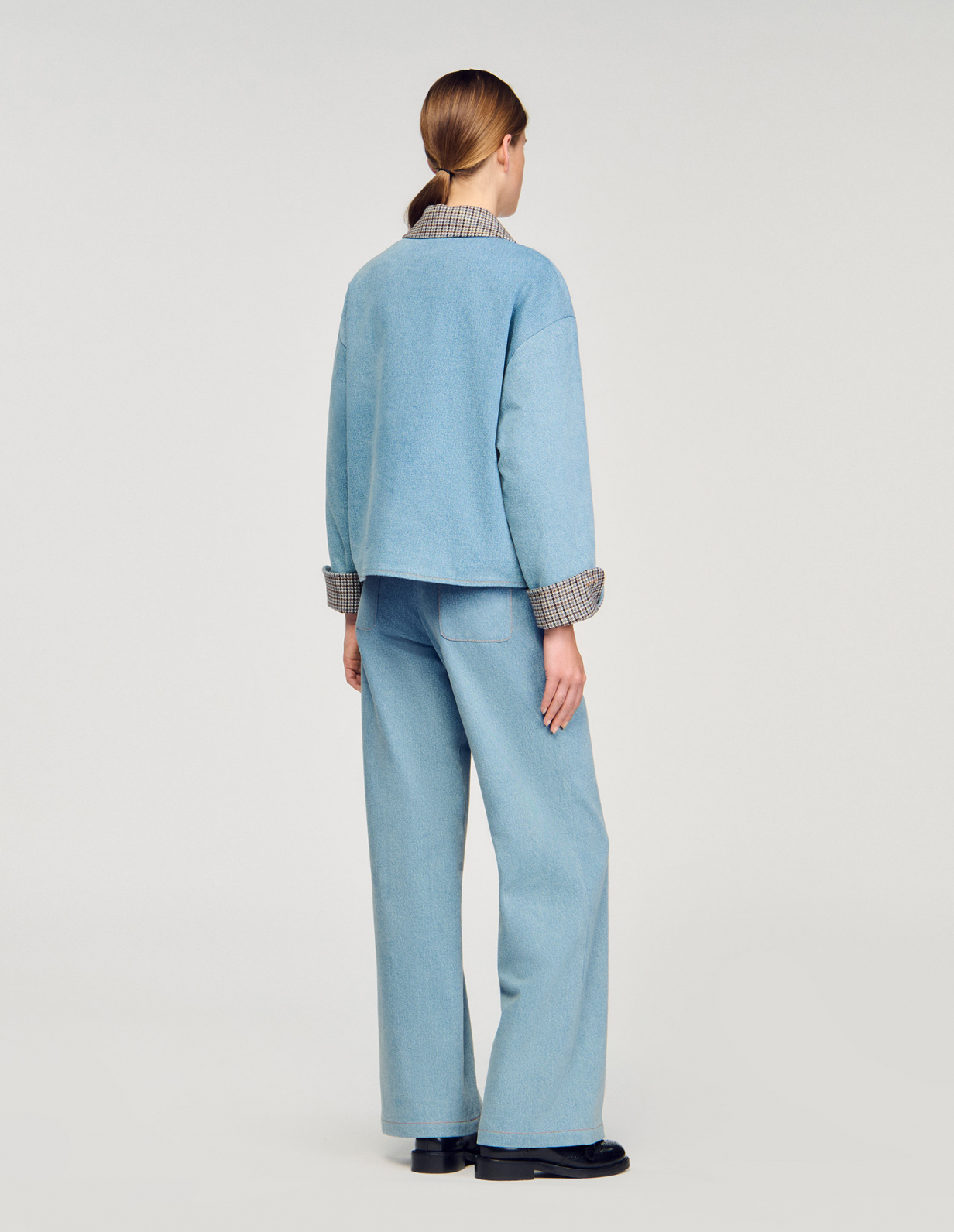 Женская джинсовая куртка с контрастным воротником_5