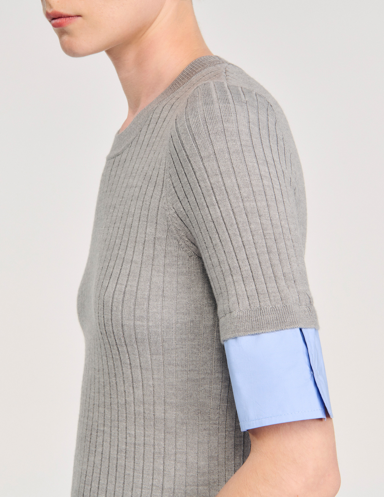 Жіночий джемпер з короткими рукавами та вставками_3