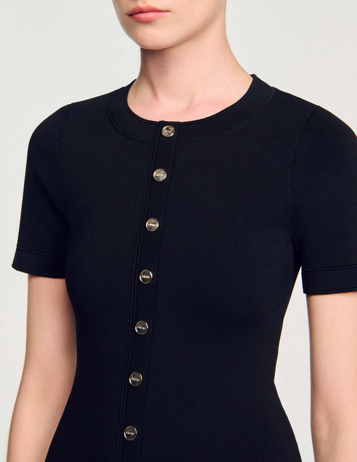 Женское черное короткое платье с оборками_3