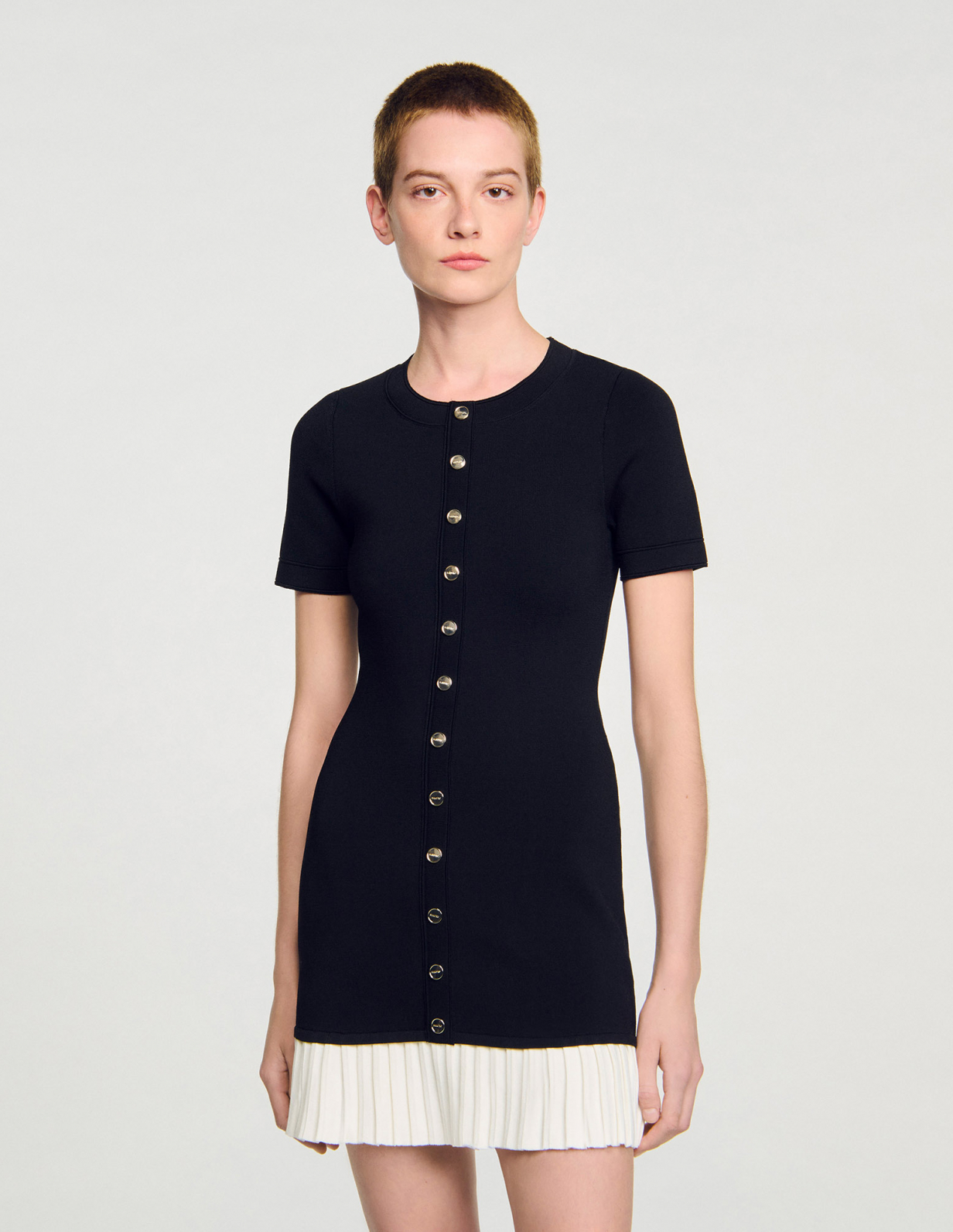 Женское черное короткое платье с оборками_4