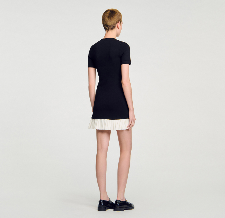 Женское черное короткое платье с оборками