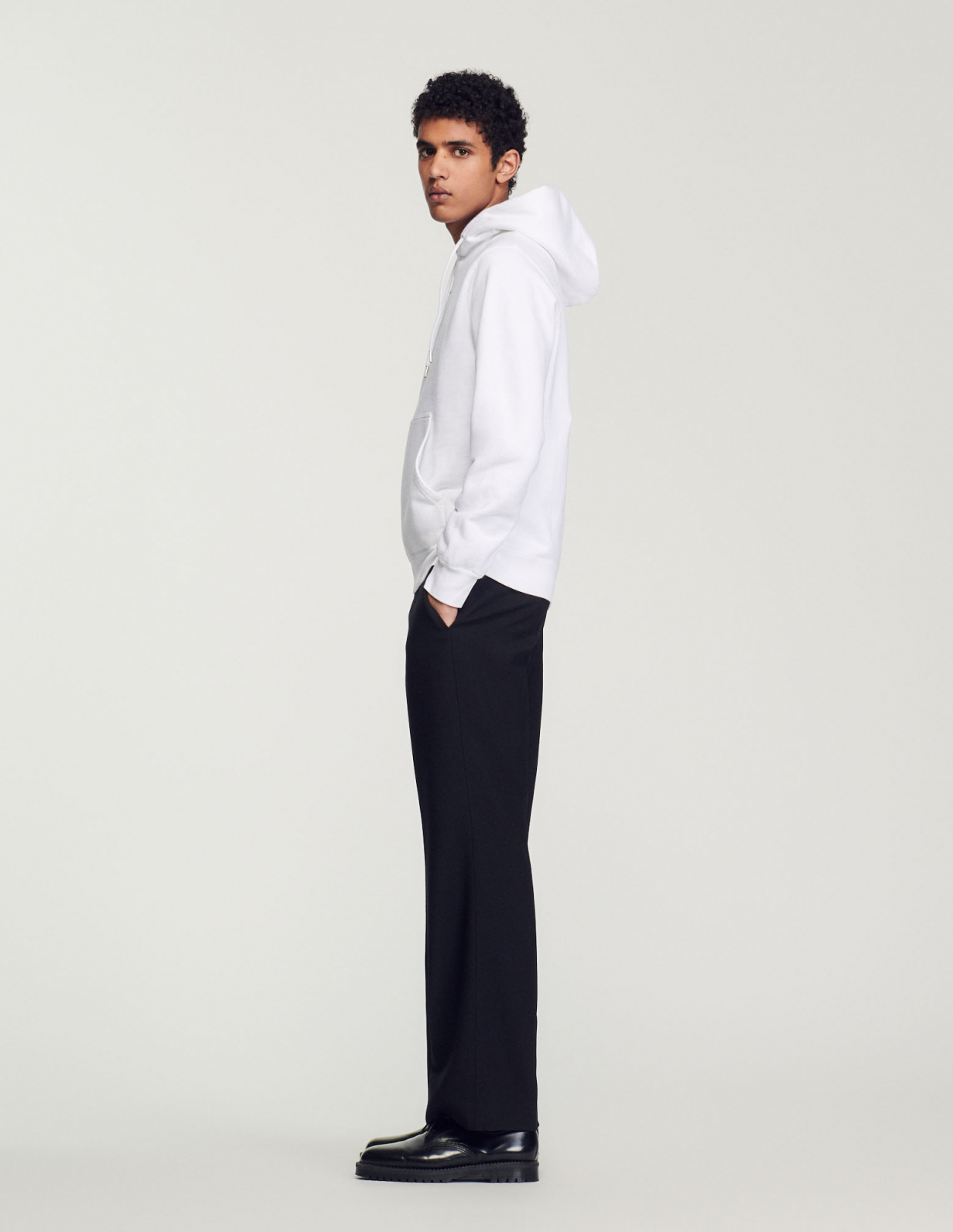 Чоловічий білий худий_2