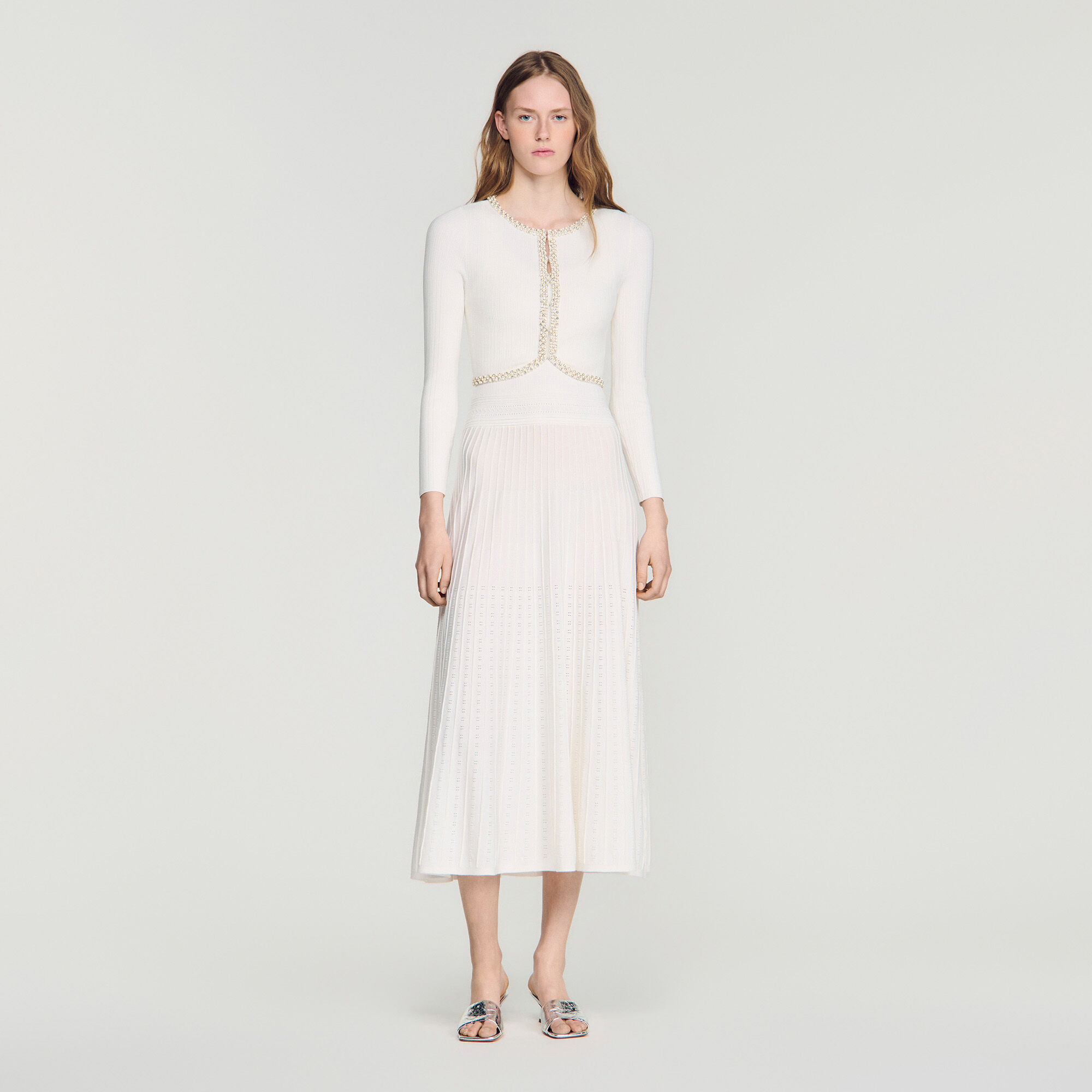 Женский укороченный кардиган с жемчугом и стразами